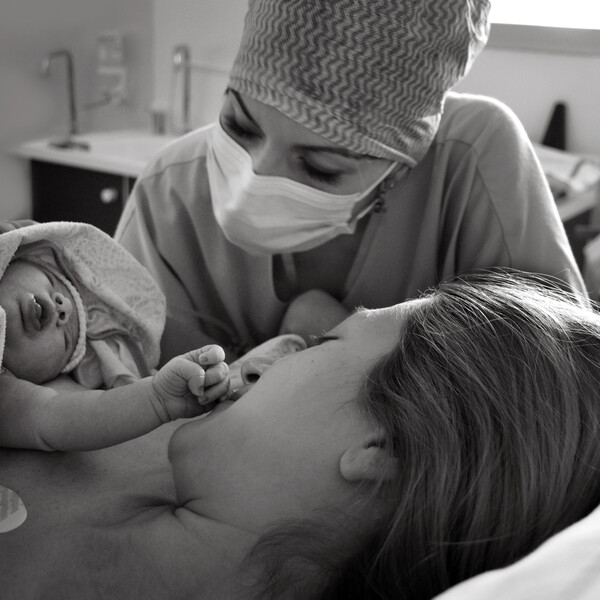 Mom and newborn baby skin to the skin after birth