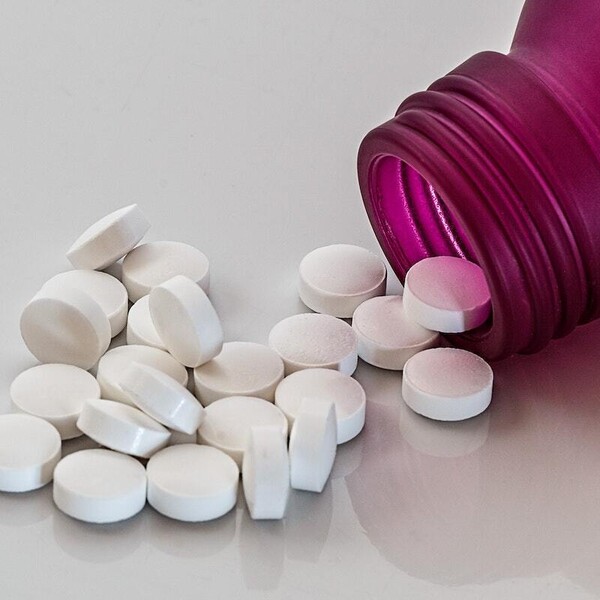 Scattered pills, free public domain CC0 photo
