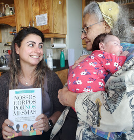 Photo of Nossos Corpos coordinator Raquel Pereira celebrating with OBOS founder Norma Swenson and Raquel's baby.