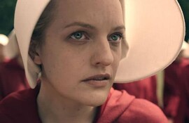 Elisabeth moss as offred