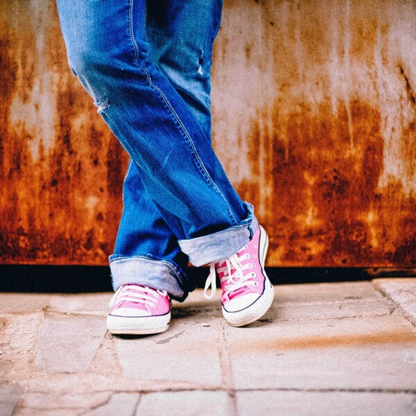 Feet legs standing waiting 55801